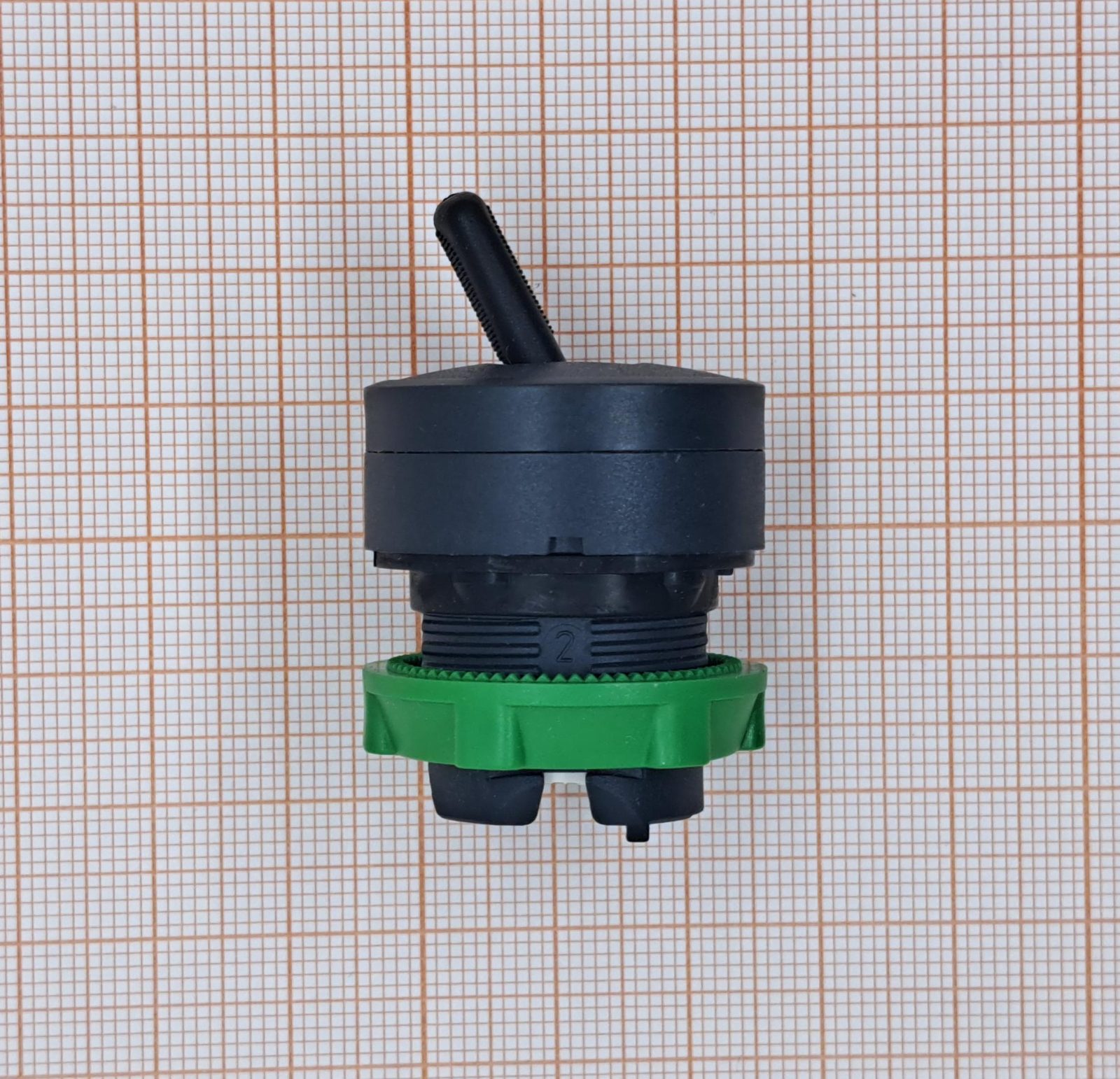 Переключатель ZB5AD28 SCHNEIDER ELECTRIC Основные характеристики: 1. Тип переключателя: тумблер с фиксацией в двух положениях. 2. Количество положений: 2 положения с углом переключения 90°. 3. Стандарт переключателя: 22 мм. 4. Степень защиты: IP66 (защита от сильных брызг воды и пыли). 5. Рабочая температура: от -25 °C до 70 °C. 6. Механическая износостойкость: 500 000 циклов. 7. Форма кнопки: выступающая. 8. Тип контакта: защёлкивающийся (latching). 9. Категория перенапряжения: класс II в соответствии с IEC 60536. Особенности: - конструкция с пружинно-возвратным механизмом; - совместимость с различными монтажными панелями; - возможность использования в одиночных блоках или в составе панелей. Переключатель подходит для промышленного оборудования, инфраструктуры, зданий и любого оборудования, требующего управления электрическими цепями. Может использоваться в химической промышленности, целлюлозно-бумажной промышленности, морской технике, а также в сфере обслуживания и инфраструктуры.